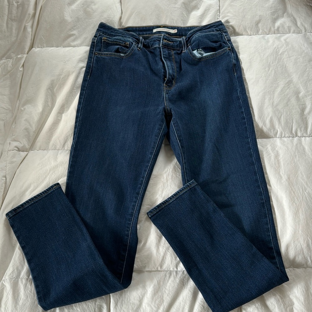 Dark wash Levi’s. 721 High Rise Skinny. Size 29.